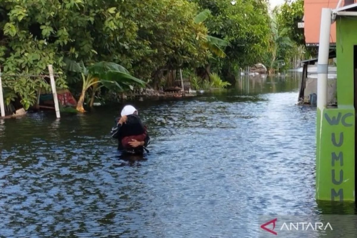 Kudus residents warned against conducting activities in flood-hit area