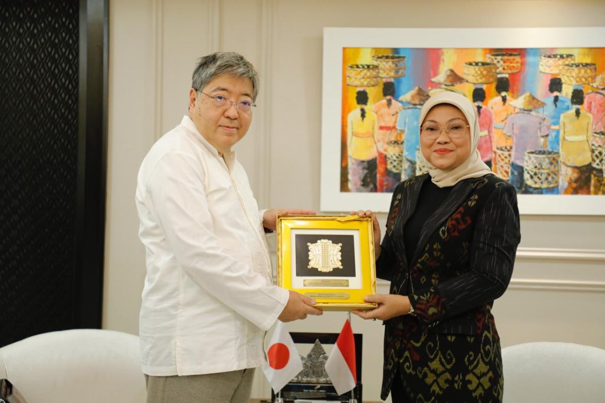 Minister hopes for stronger labor cooperation with Japan