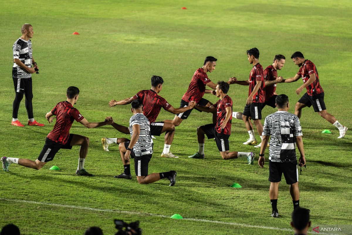 Peseka bola Muhammad Ferarri dan Rachmat Irianto susul timnas ke Vietnam