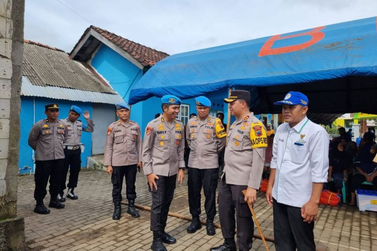 Puluhan personel Polres Jepara bantu dapur umum korban banjir