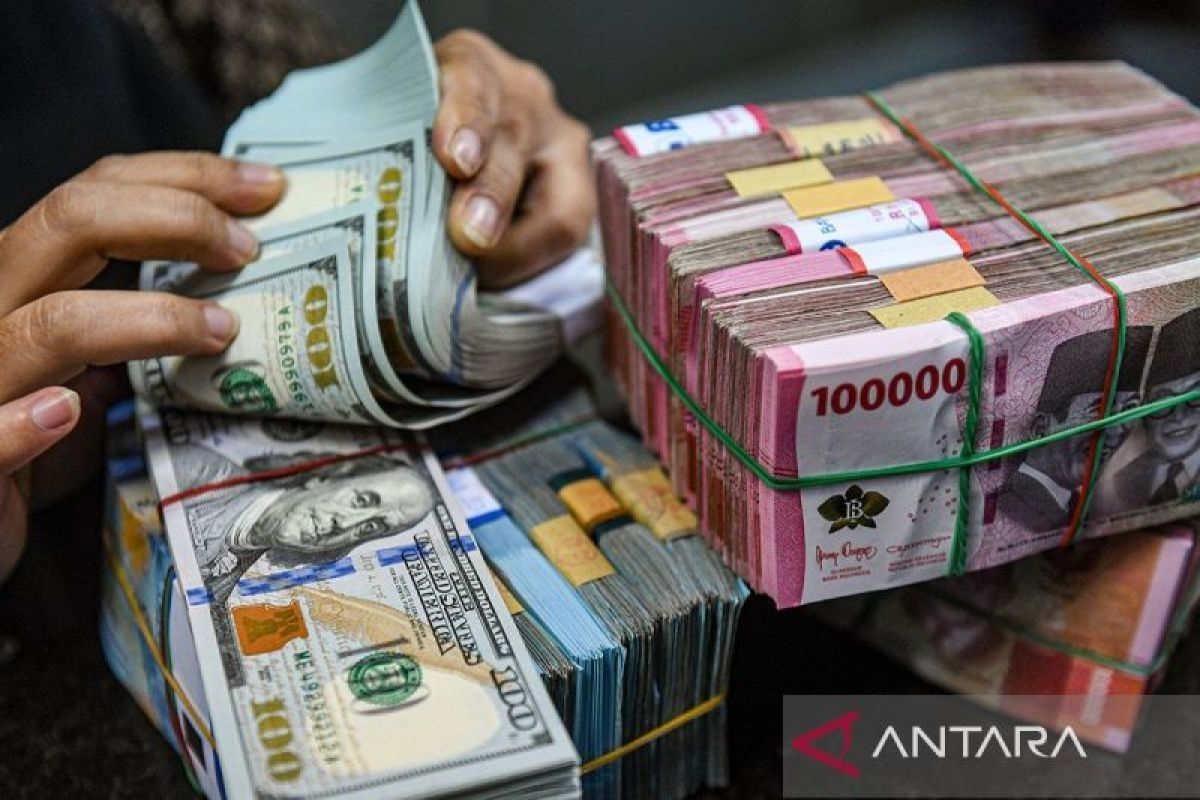 Rupiah tergelincir jelang pengumuman hasil Rapat Dewan Gubernur BI