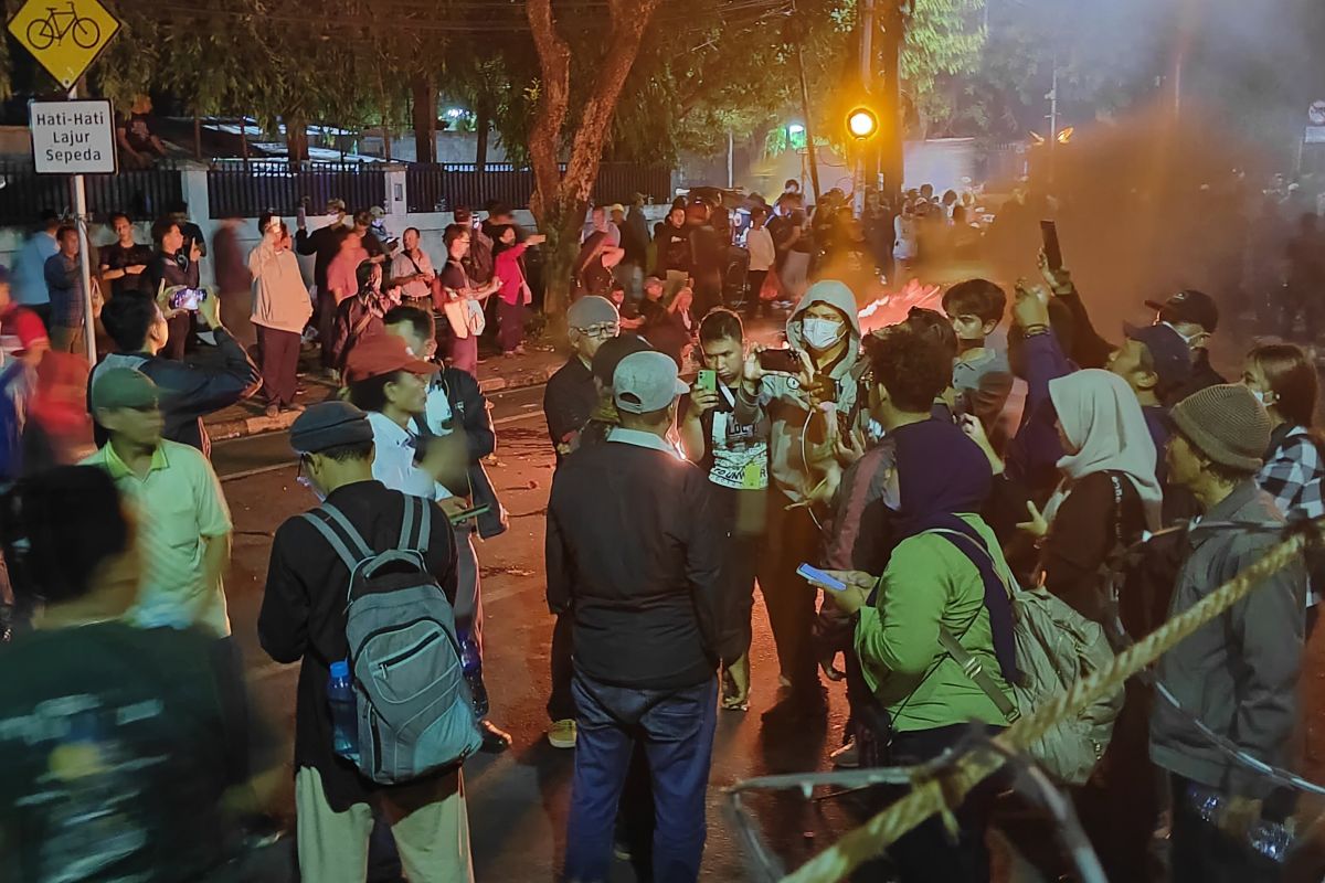 Massa penolak hasil Pemilu 2024 mulai bakar sampah di depan gedung KPU RI