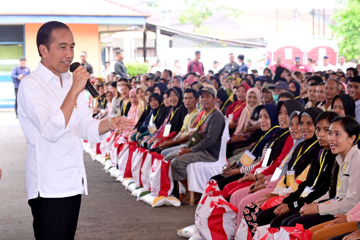 Jokowi tegaskan pemerintah terus pantau APBN untuk lanjutkan bantuan pangan