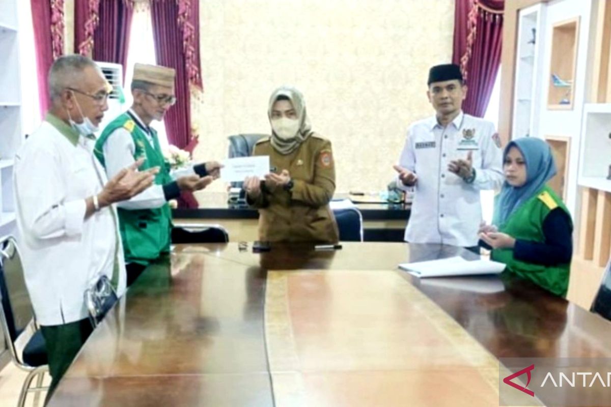 Penjabat Bupati Gorontalo Utara menunaikan zakat fitrah