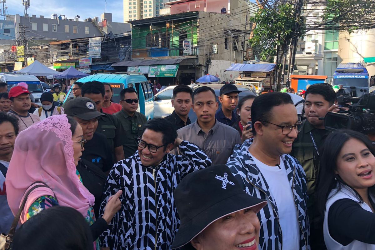 Anies dan Muhaimin ikut berburu takjil jelang buka puasa