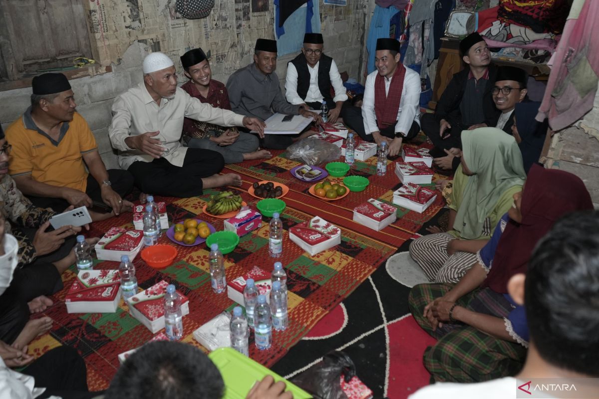 Singgah Sahur dan Subuh Mubarak di Solok Selatan, Gubernur Mahyeldi dan TSR Provinsi Sumbar Antar Bantuan Bedah Rumah