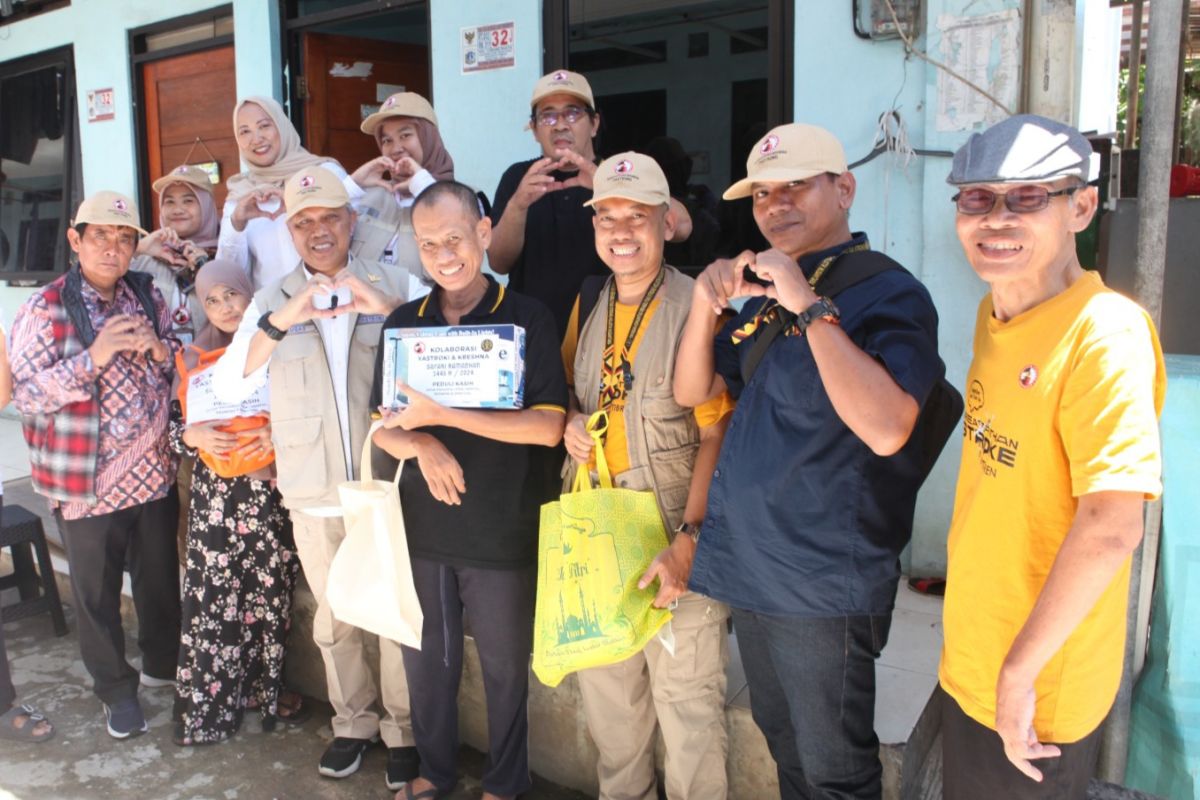 Yastroki bagikan bantuan bahan pangan kepada keluarga stroke