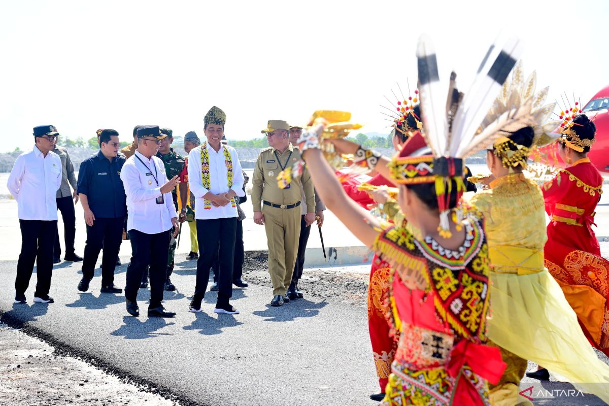 Presiden Joko Widodo disambut prosesi adat saat tiba di Singkawang