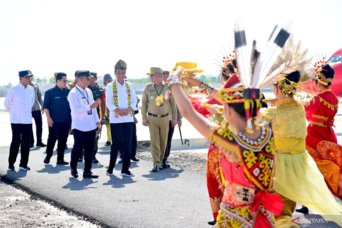 Jokowi disambut dengan prosesi adat saat tiba di Singkawang Kalbar