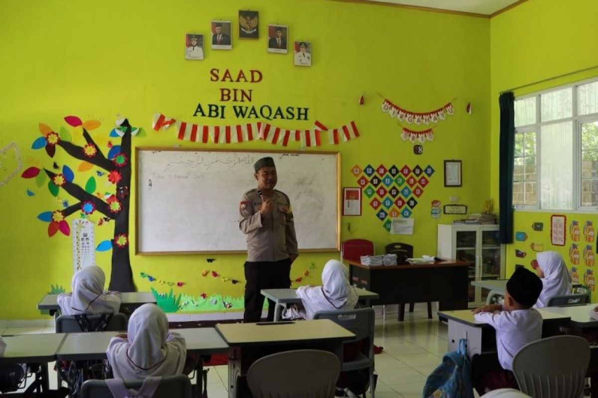 Bhabinkamtibmas Way Kanan Lampung sisihkan gaji guna berikan sekolah gratis