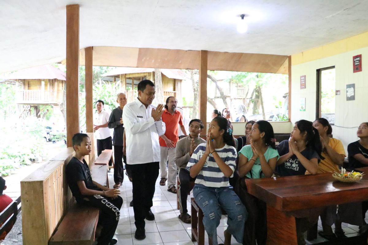 Bupati Buleleng kunjungi panti asuhan serangkaian HUT Kota Singaraja