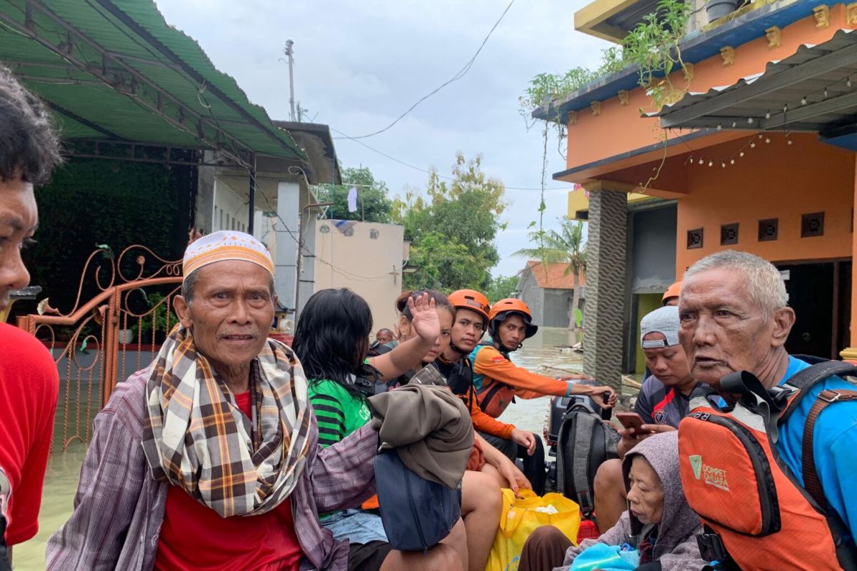 Demak dilanda Banjir, DMC Dompet Dhuafa bantu evakuasi dan dirikan pos