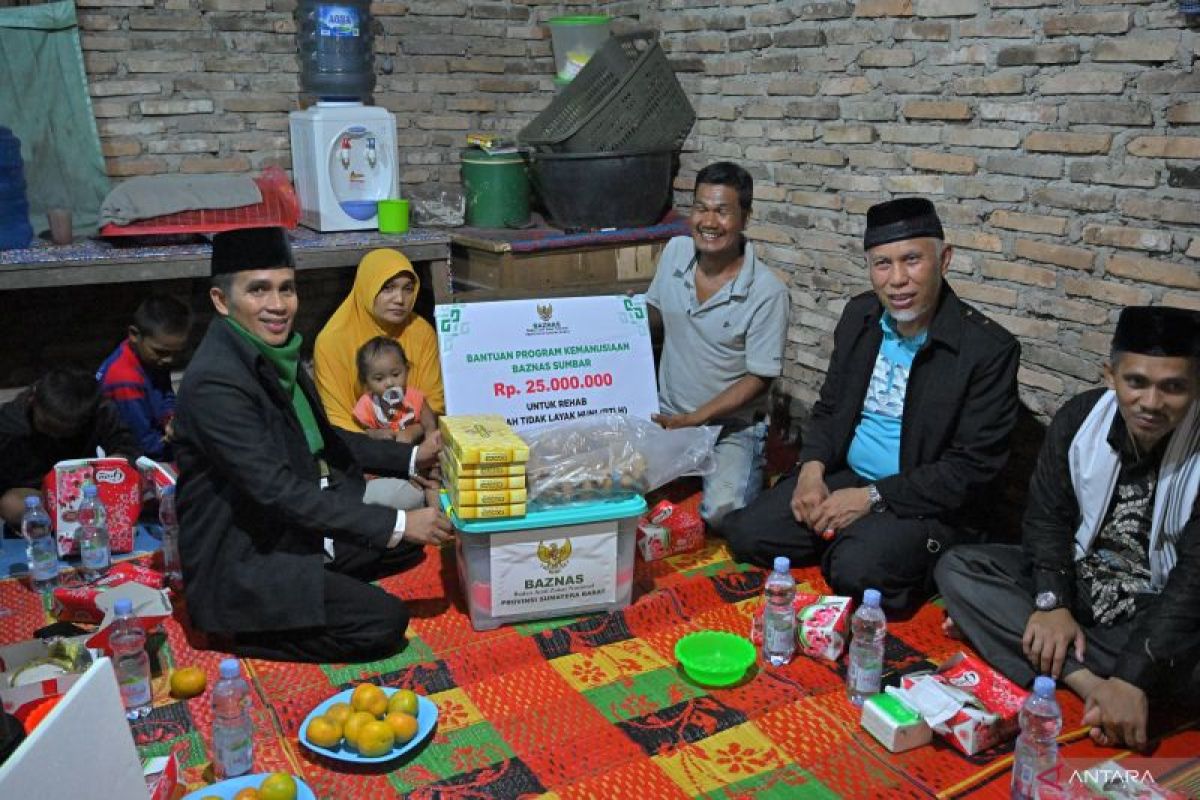 Singgah Sahur dan Subuh Mubarak Bersama Warga di Padang Pariaman, Gubernur Mahyeldi Juga Salurkan Bantuan Bedah Rumah