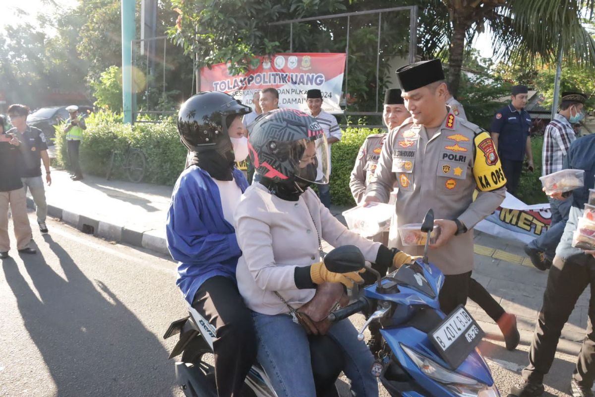 Polisi bagi 250 paket takjil dan santuni anak yatim di Jakbar