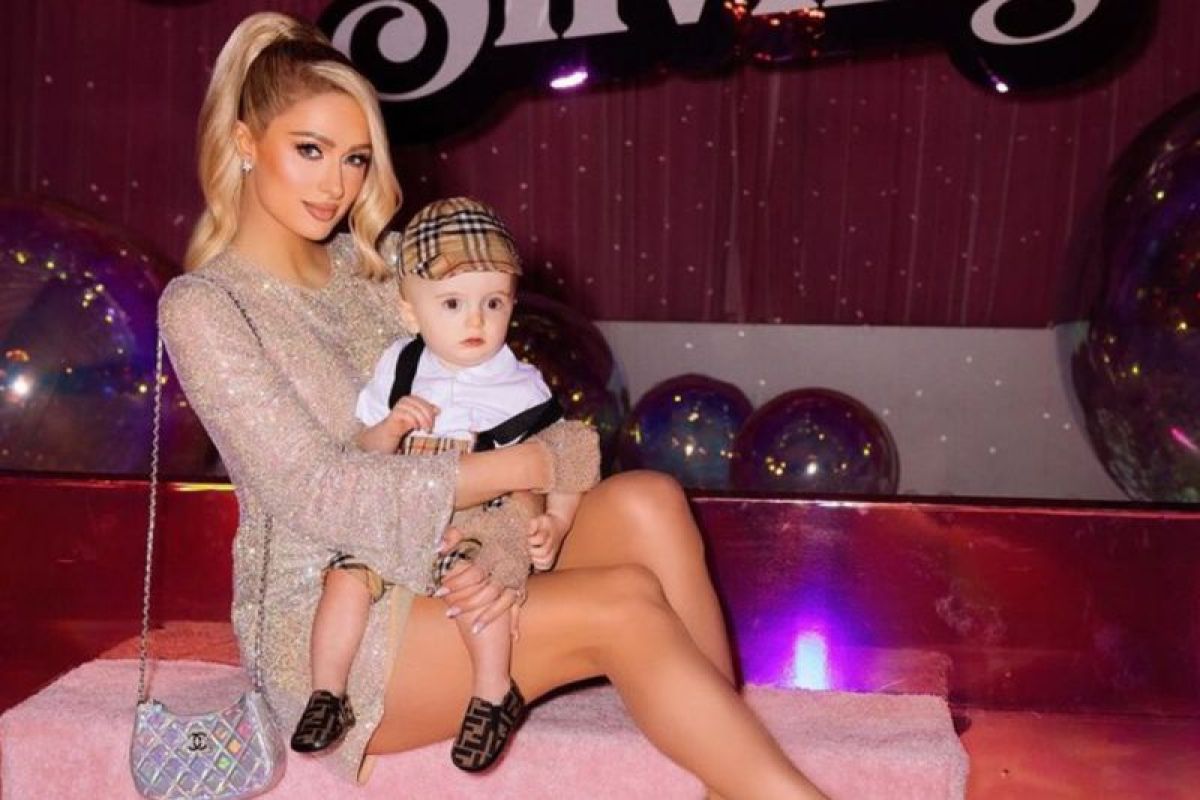 Paris Hilton bagikan foto bersama anak