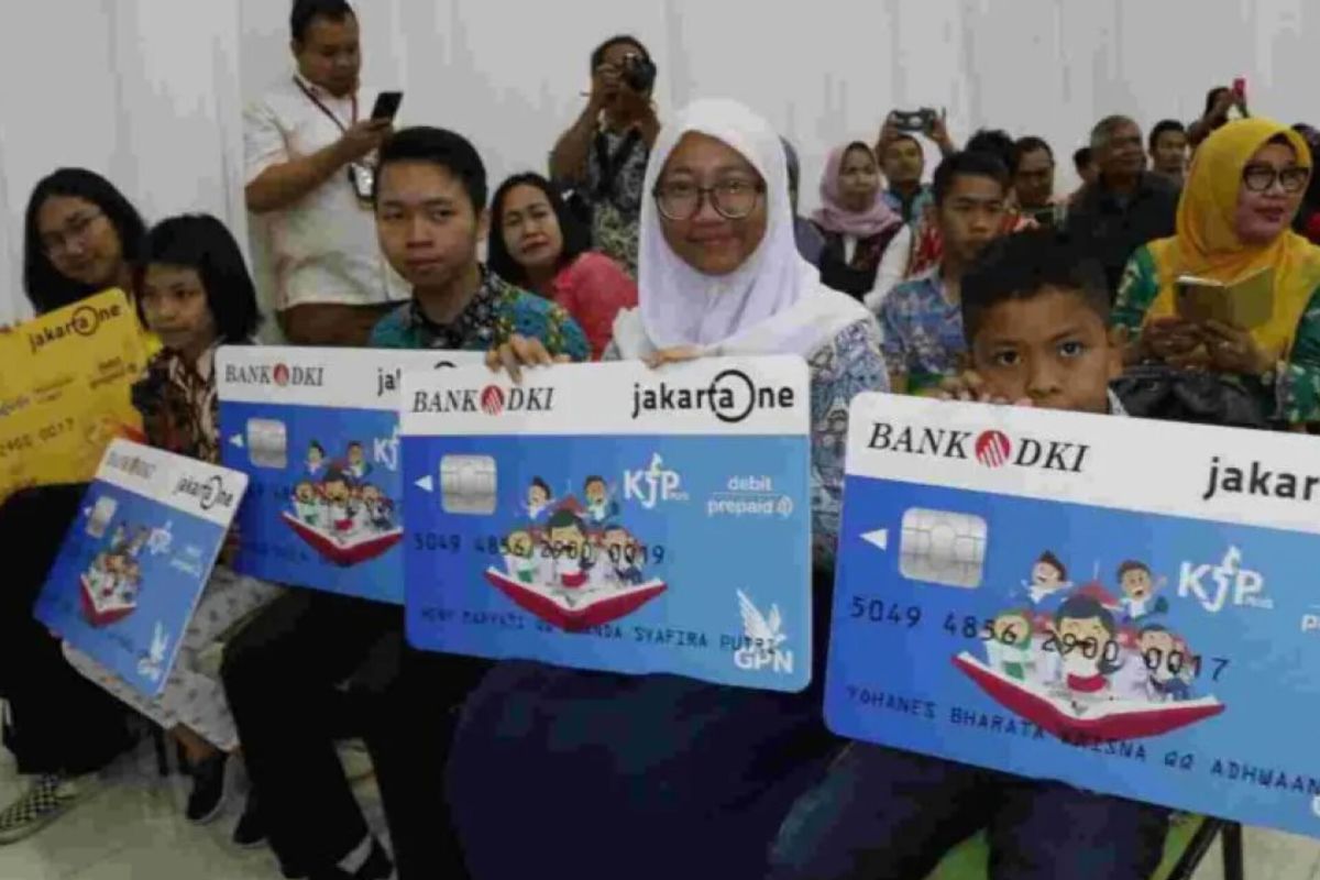 Jakarta to recheck smart, student card recipient lists