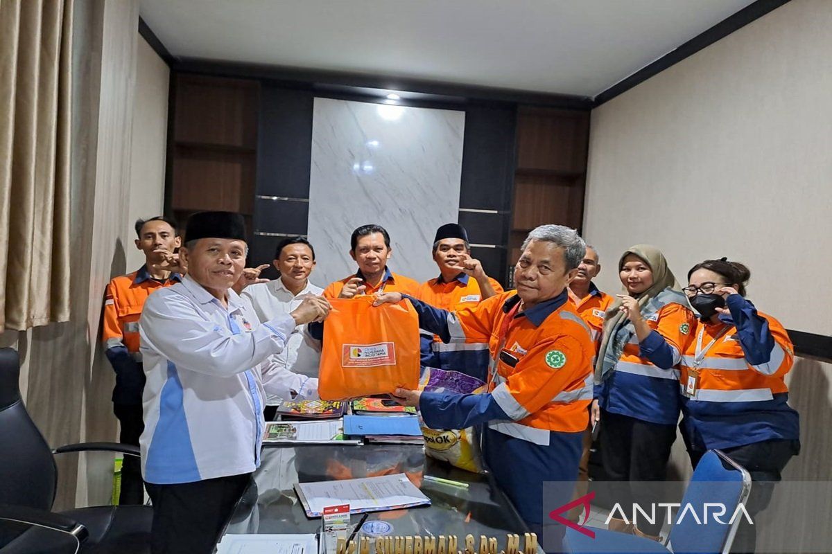 PT Ceria Serahkan 350 Peket Sembako pada Bakesra Pemda Kolaka