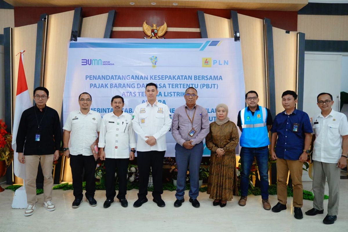 Pemkab Pangkep dan PLN UP3 Makassar Utara melistriki wilayah kepulauan