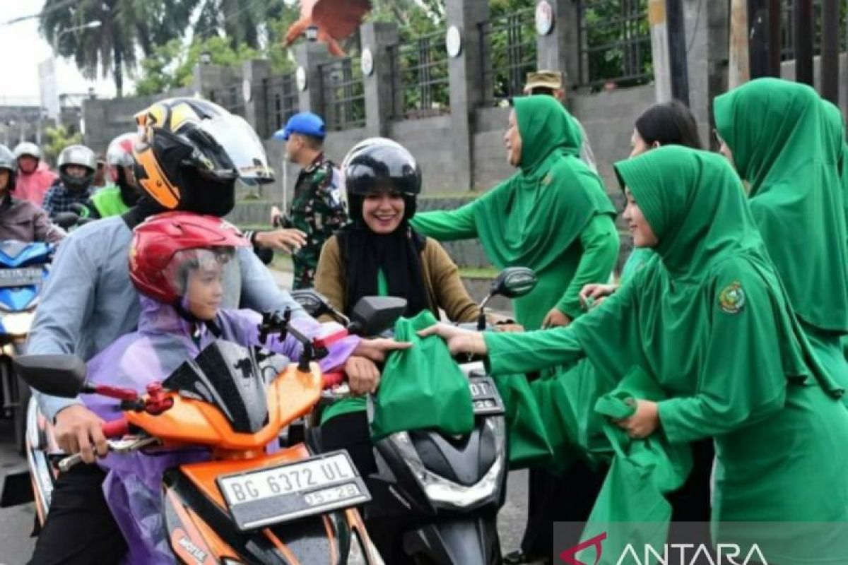 Korem 044/Gapo bagikan makanan takjil selama Ramadhan