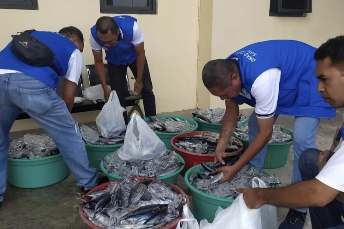 DKP Ambon bagi 300 kg ikan segar gratis kepada warga