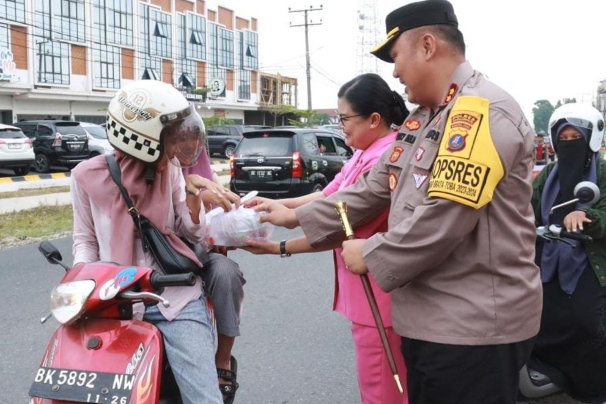 Kapolres Simalungun bagi-bagi takjil