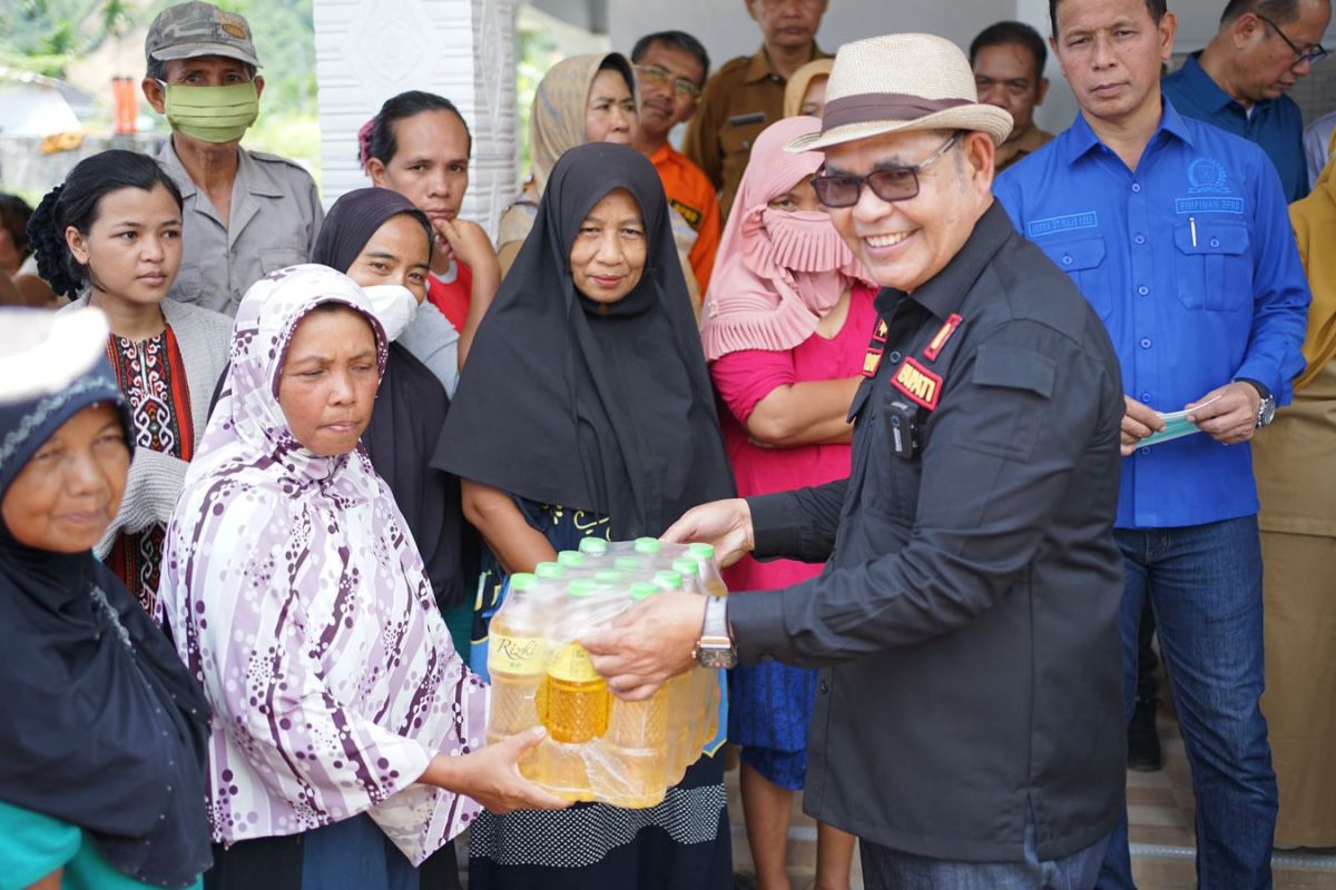 Cerita perjalanan Bupati Solok saat antarkan langsung bantuan ke korban banjir di Pesisir Selatan