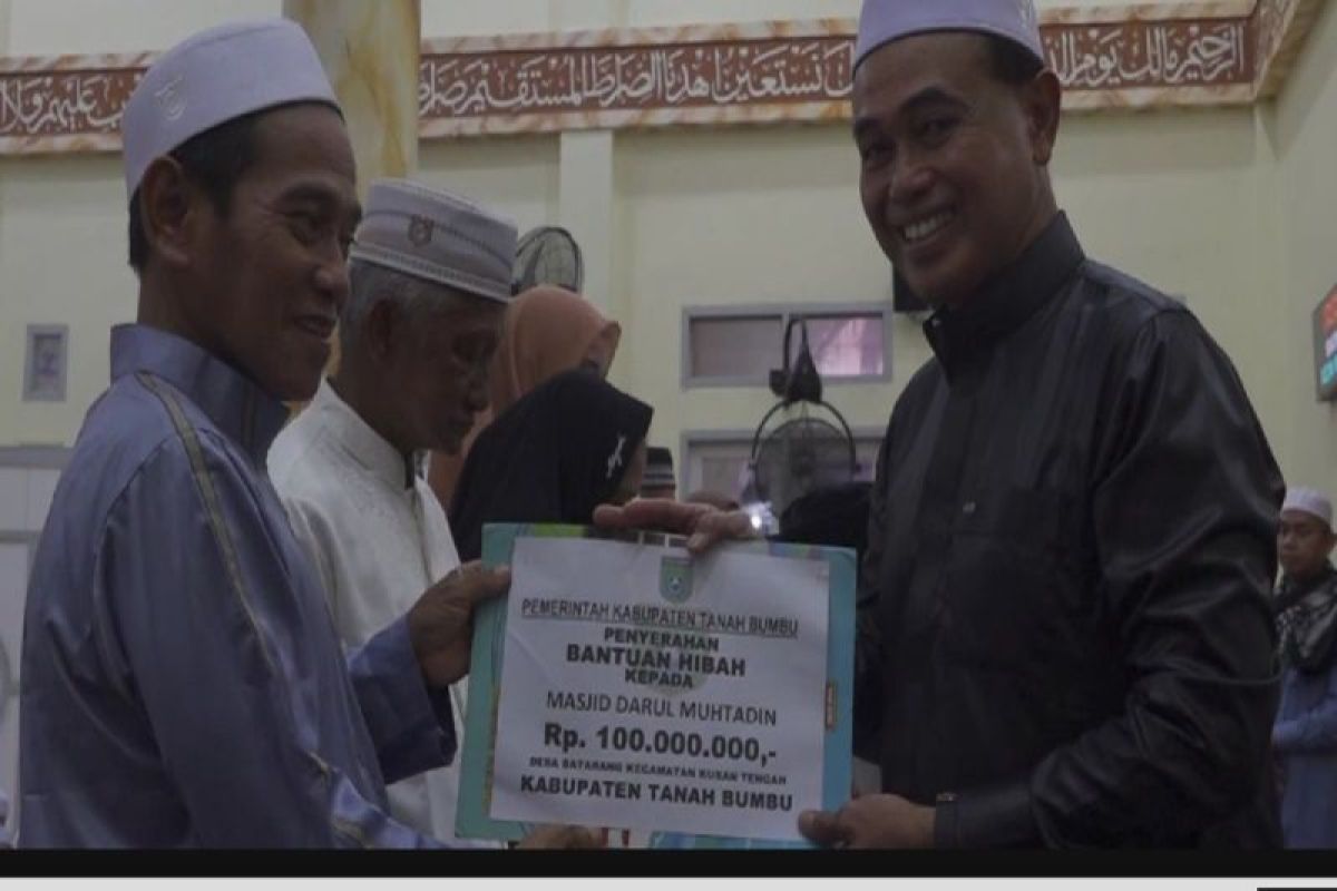 Pemkab Tanah Bumbu serahkan dana hibah ke Masjid Darul Muhtadin