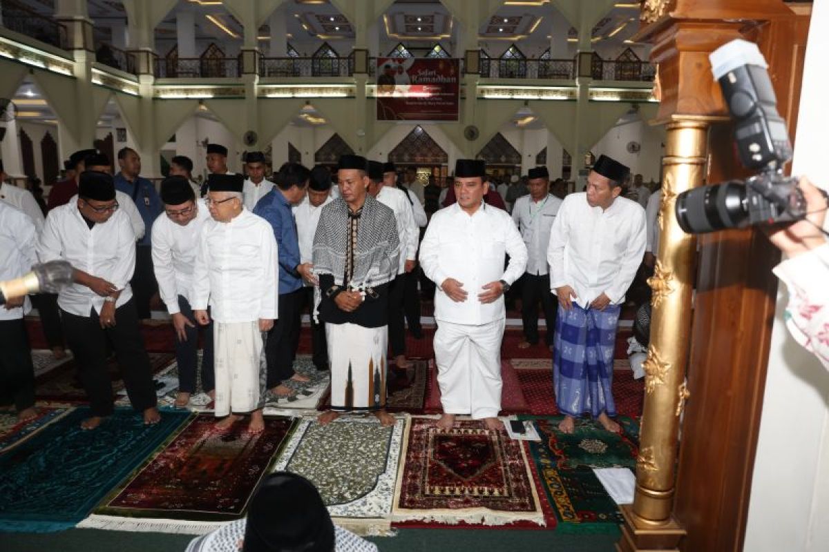 Wapres Ma'ruf Amin salat tarawih di Masjid Al-Kautsar Kendari