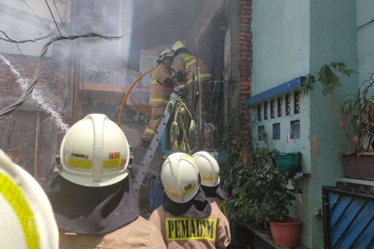 Gulkarmat Jakut turunkan 12 unit mobil padamkan api di Tugu Selatan