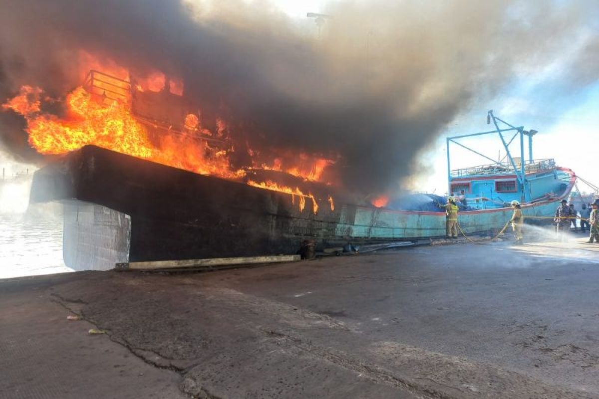 Puluhan petugas pemadam Jakarta  jinakkan api  yang lumat dua unit kapal