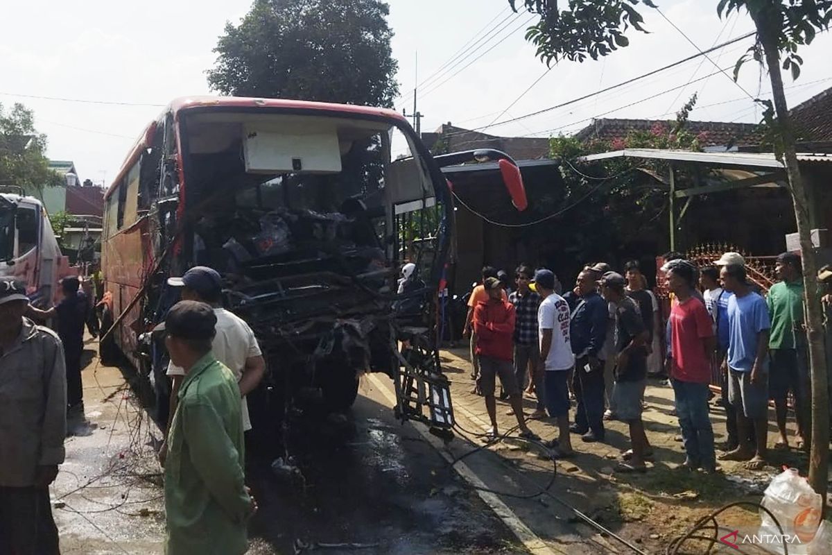 Polisi tangani kecelakaan bus sebabkan satu orang meninggal di Malang