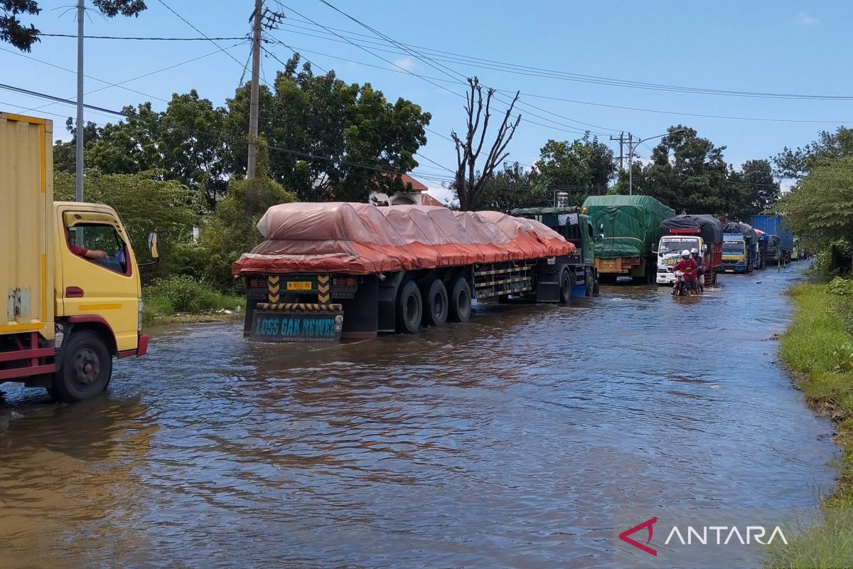 Akibat banjir, antrean kendaraan ke Semarang via Mijen Demak, Jateng, tersendat