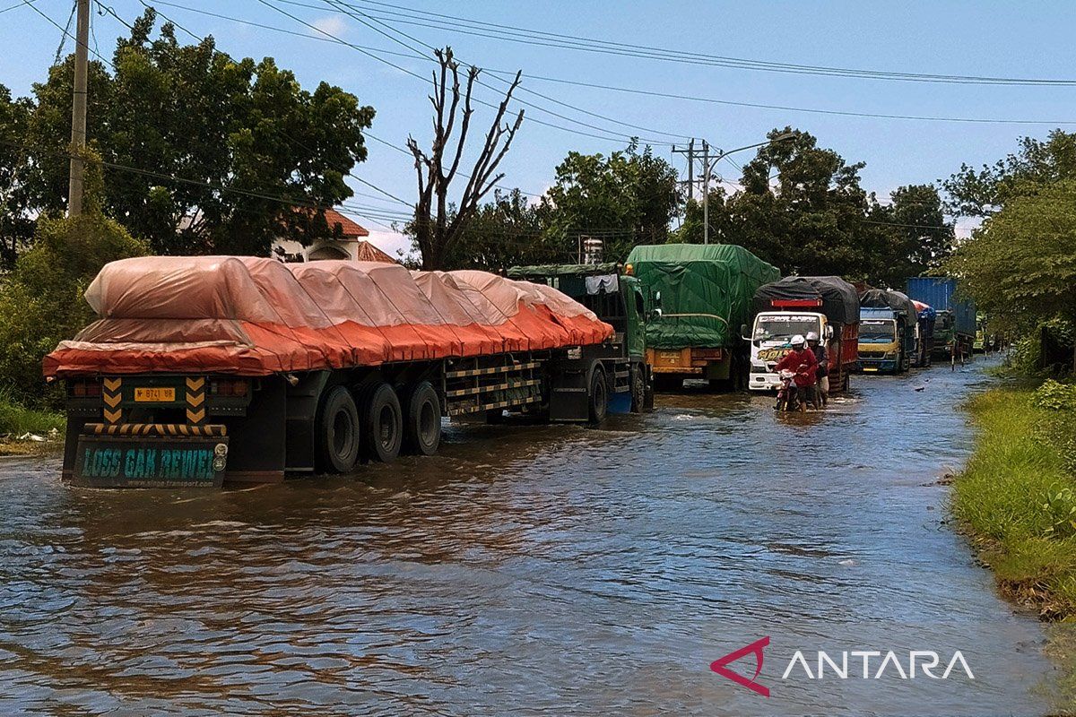 Antrean kendaraan ke Semarang via Mijen Demak mengular akibat banjir