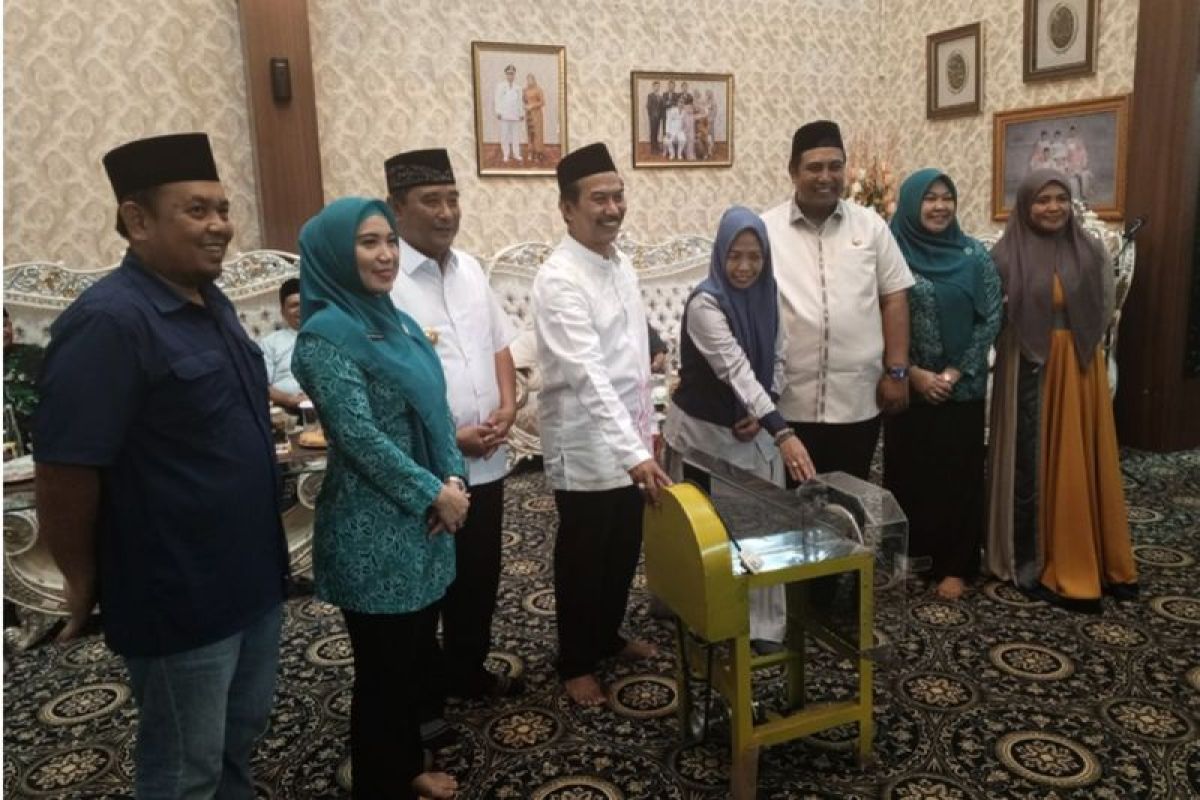 Politeknik ATI Makassar serahkan mesin perajang pisang kepada UMKM di Maros