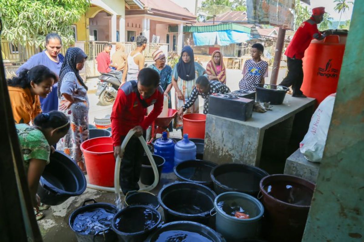 Mensos bantu penuhi air bersih dan pangan warga Pesisir Selatan