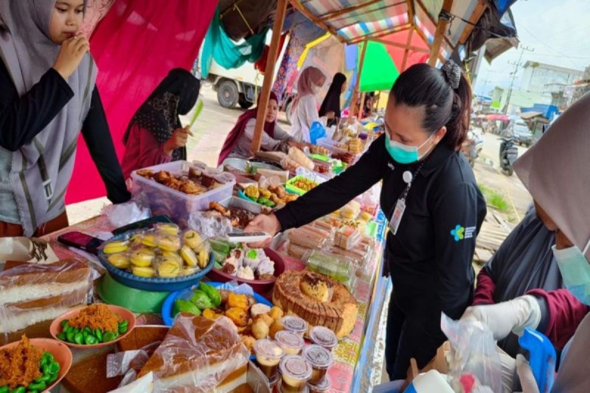 Dinkes Bartim periksa sejumlah makanan dan minuman di Pasar Ramadhan