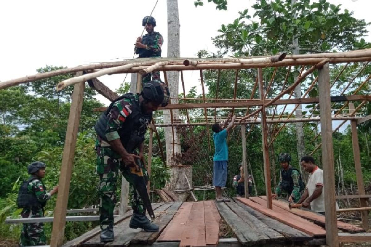 TNI pengamanan perbatasan RI-PNG bantu perbaiki jembatan di Keerom
