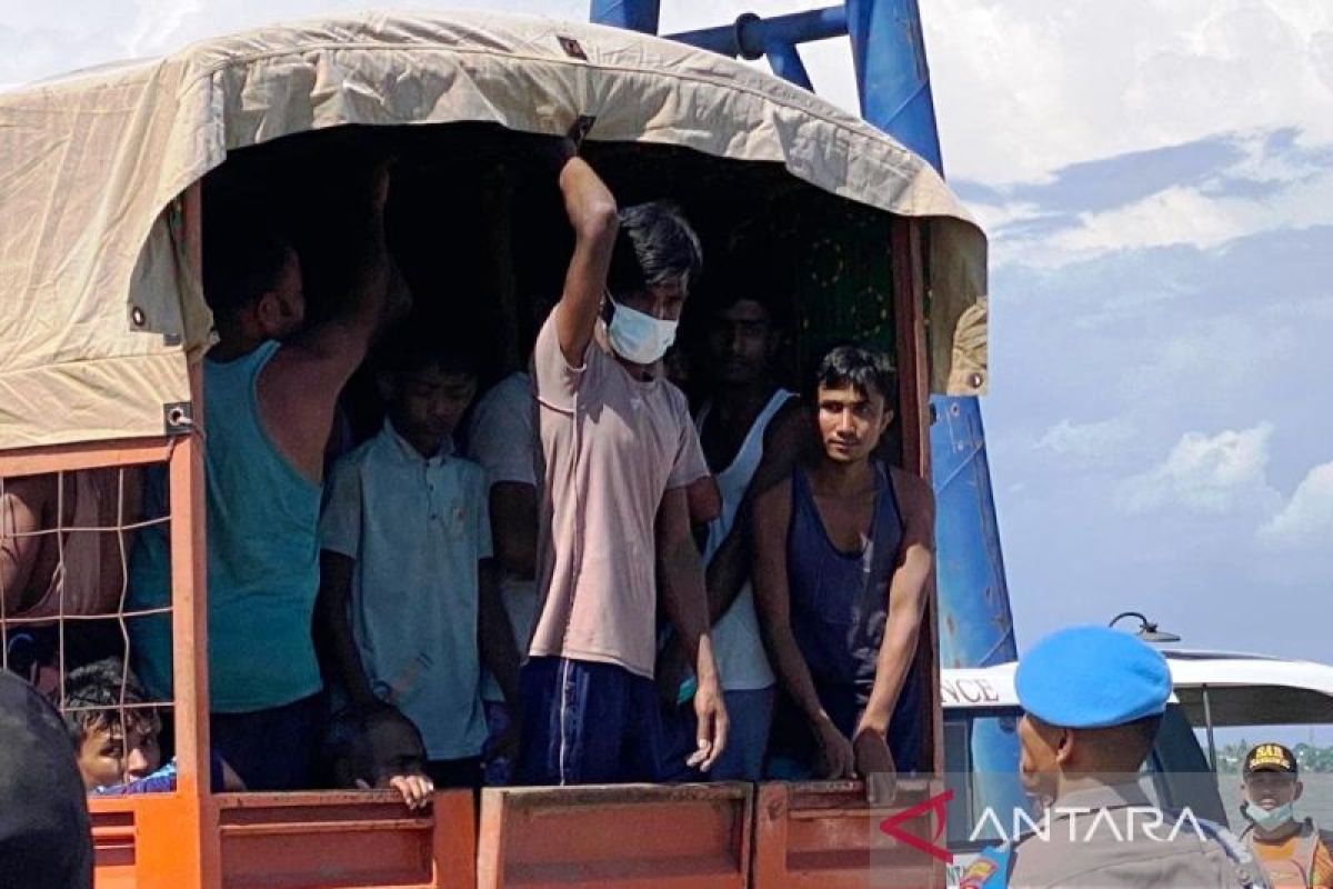 Basarnas serahkan 69 etnis Rohingya ke imigrasi dan Pemkab Aceh Barat