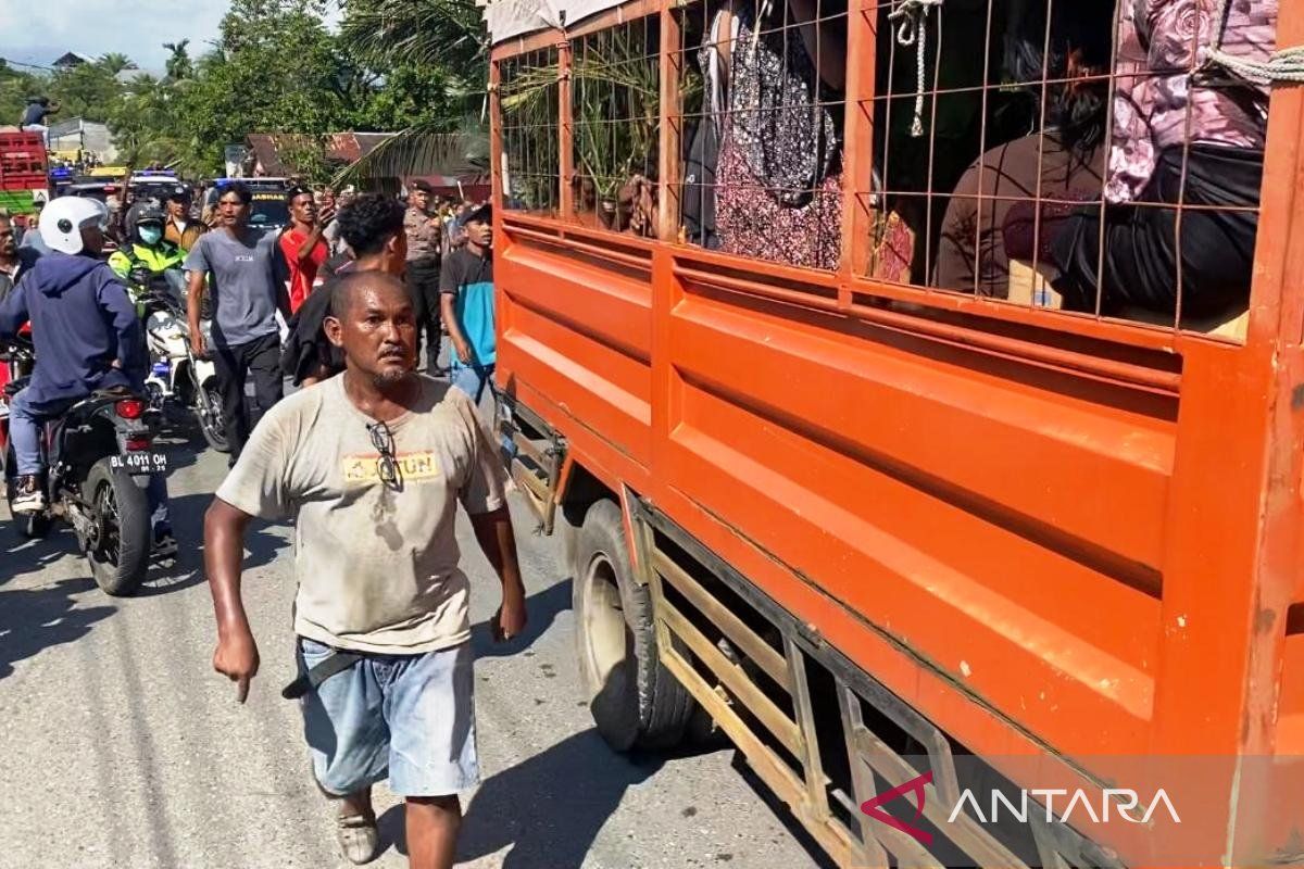 Ratusan warga Aceh Barat tolak kedatangan 69 warga etnis Rohingya