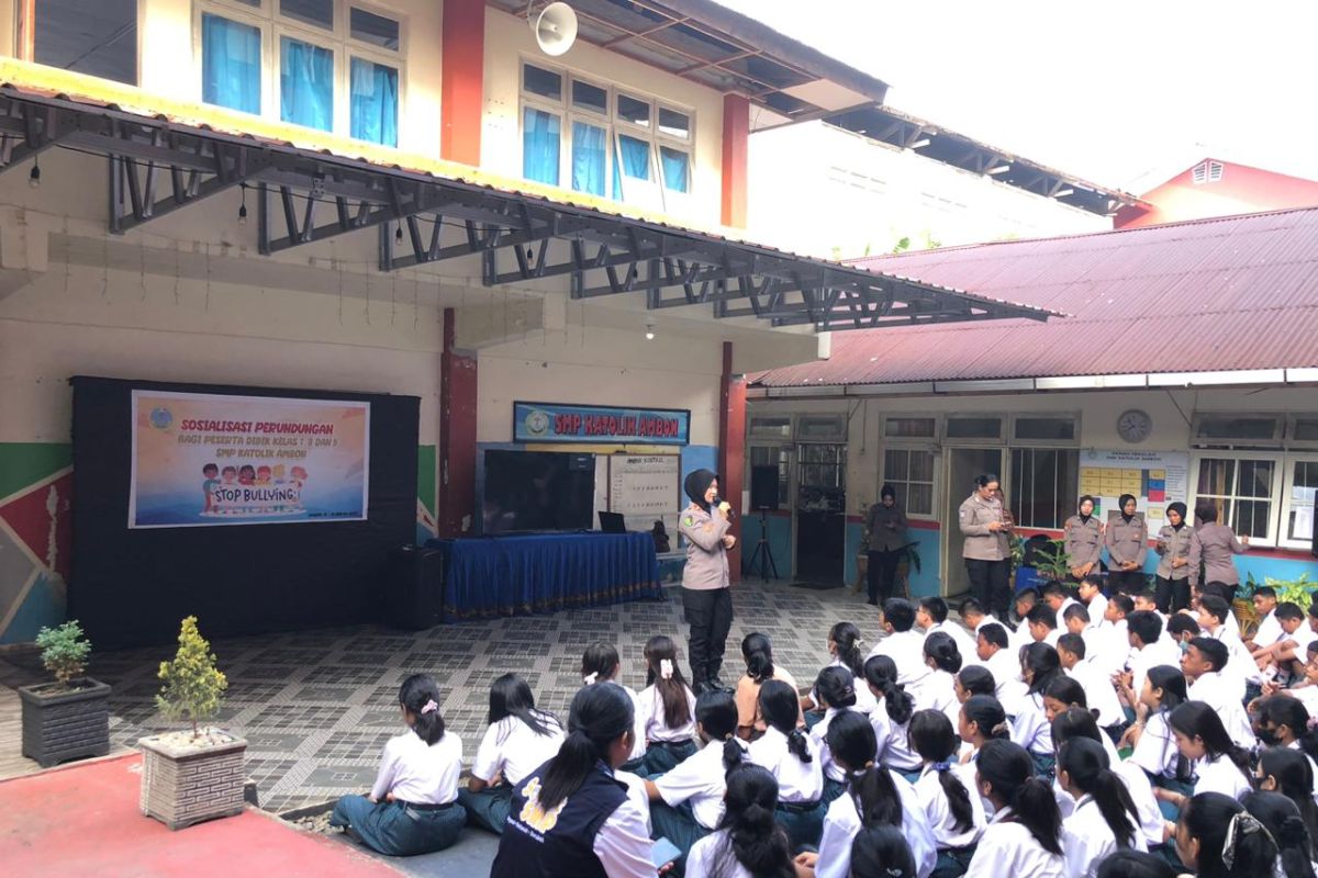 Polwan Maluku edukasi siswa cegah kekerasan seksual dan perundungan