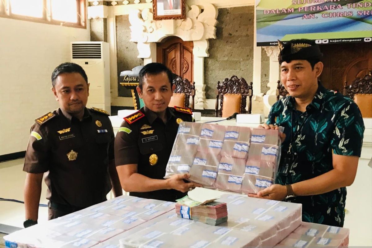 Kejari Denpasar setor Rp4,8 miliar hasil lelang aset koruptor