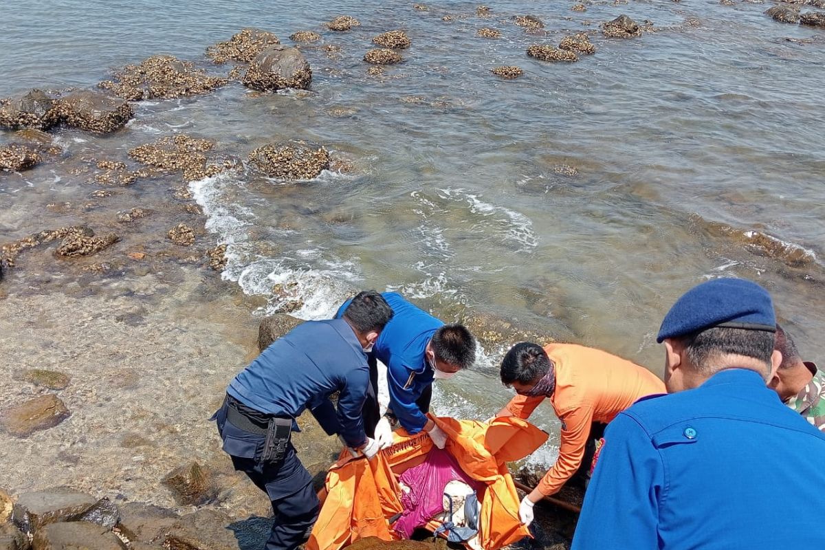 Petugas gabungan evakuasi mayat tanpa identitas di Lampung Selatan