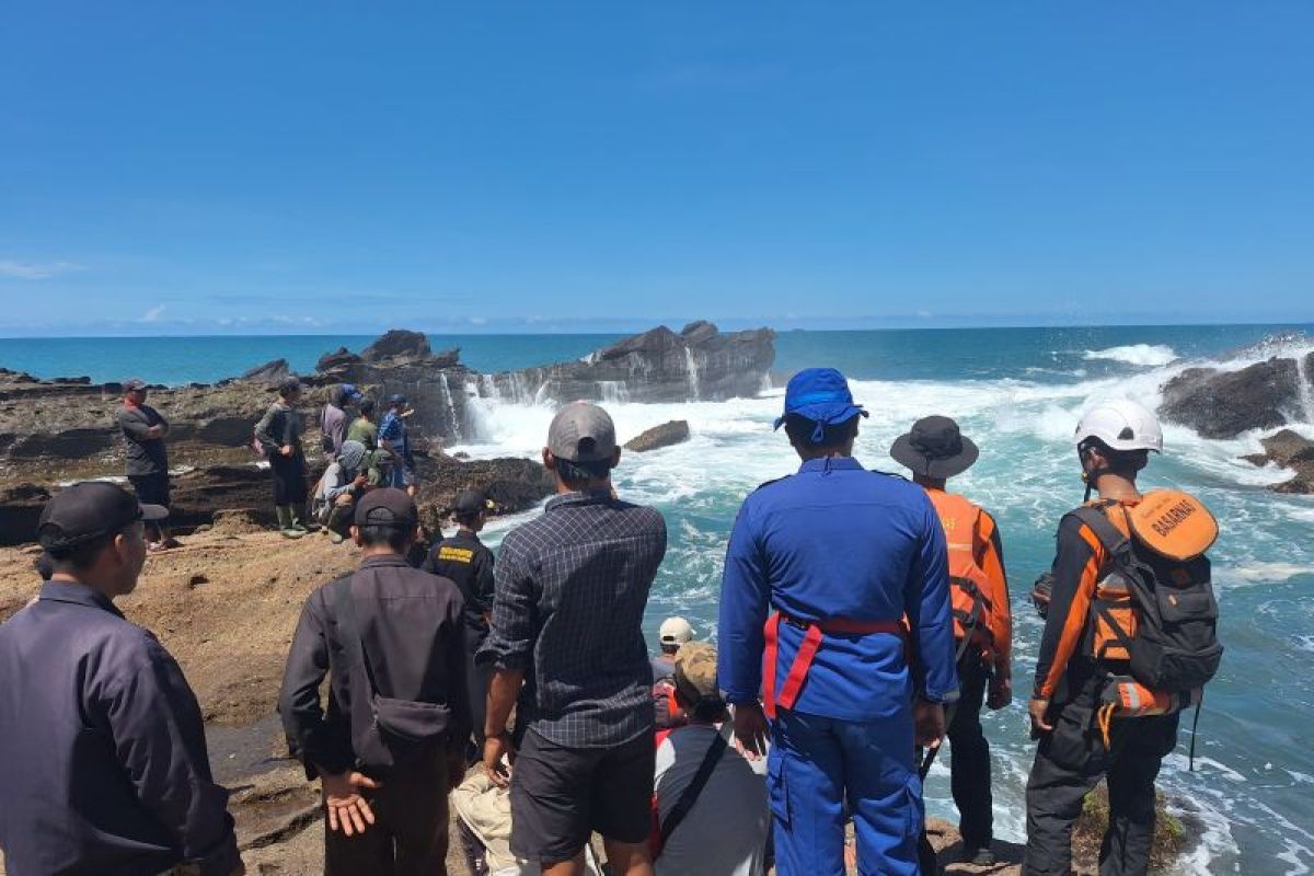 Tim SAR gabungan belum temukan warga terseret ombak di Sawarna Lebak 