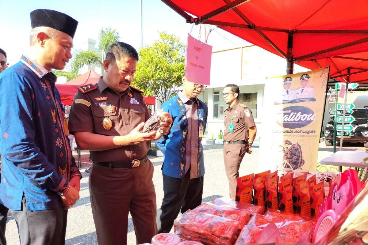 Kejati Sumbar gelar pasar murah bantu masyarakat dapatkan bahan pokok