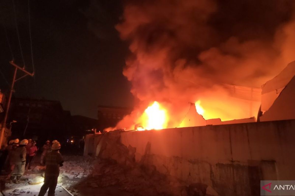 Kebakaran dua gudang besar terjadi di Cengkareng Jakarta Barat