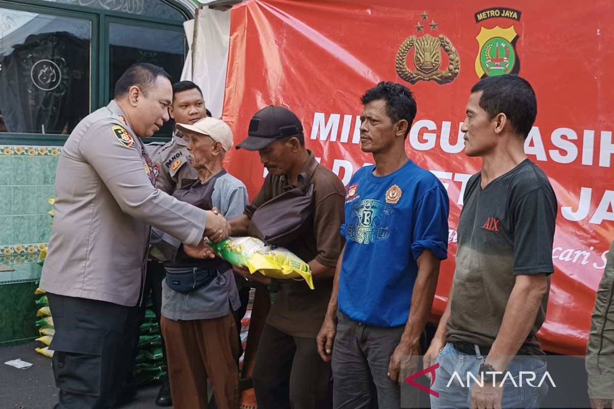 Polres Metro Jaksel bagikan 500 paket sembako bagi warga sekitar