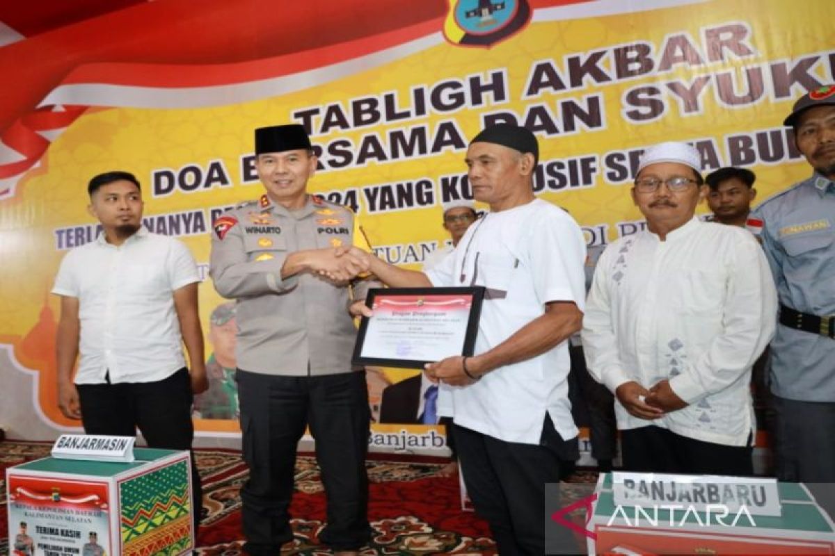 Kapolda Kalsel berikan penghargaan KPPS syukuri tuntasnya pemilu