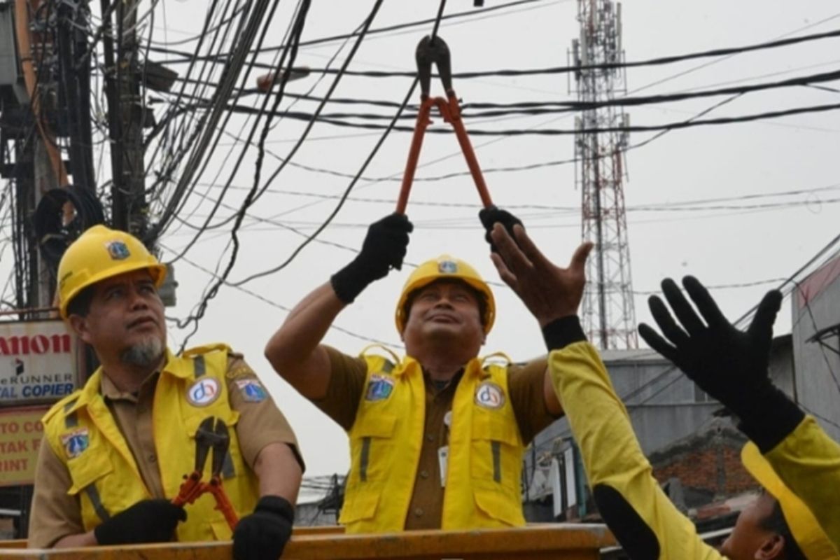 Penertiban 3.000 meter kabel udara di Kembangan rampung April 2024