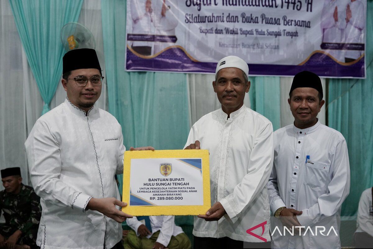 Bupati HST Safari Ramadhan bantu anak yatim piatu di Desa Banua Rantau