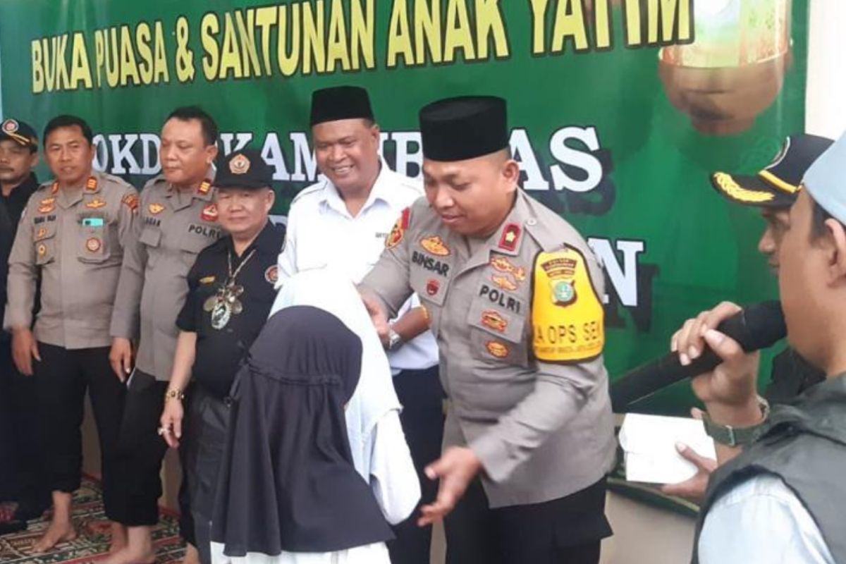 Polisi berbagi dengan anak yatim di Pademangan Jakarta Utara